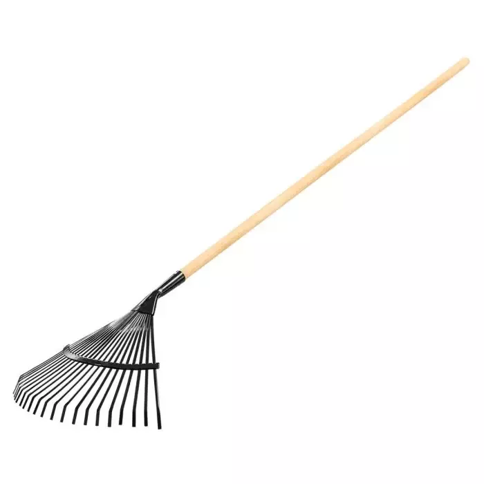 Černý listový hráb s dlouhou dřevěnou rukojetí.
