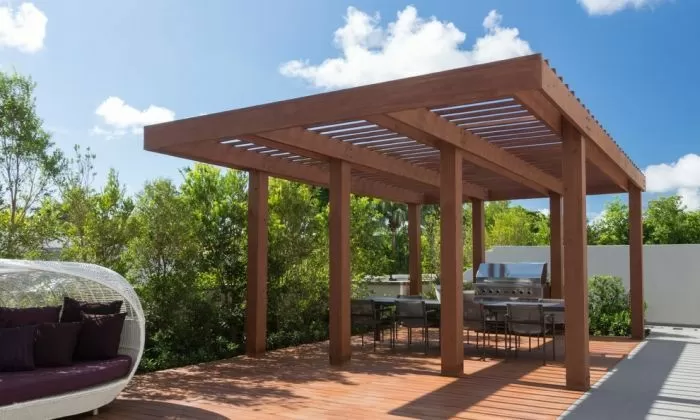 Dokončená dřevěná pergola na zahradě