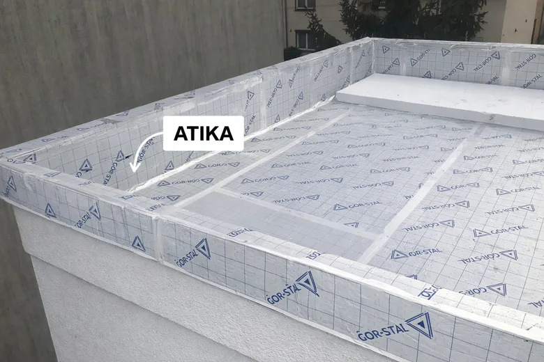 Zateplená střecha zevnitř s izolačními deskami