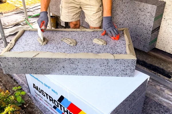 Nakládání polystyrenové desky na fasádu