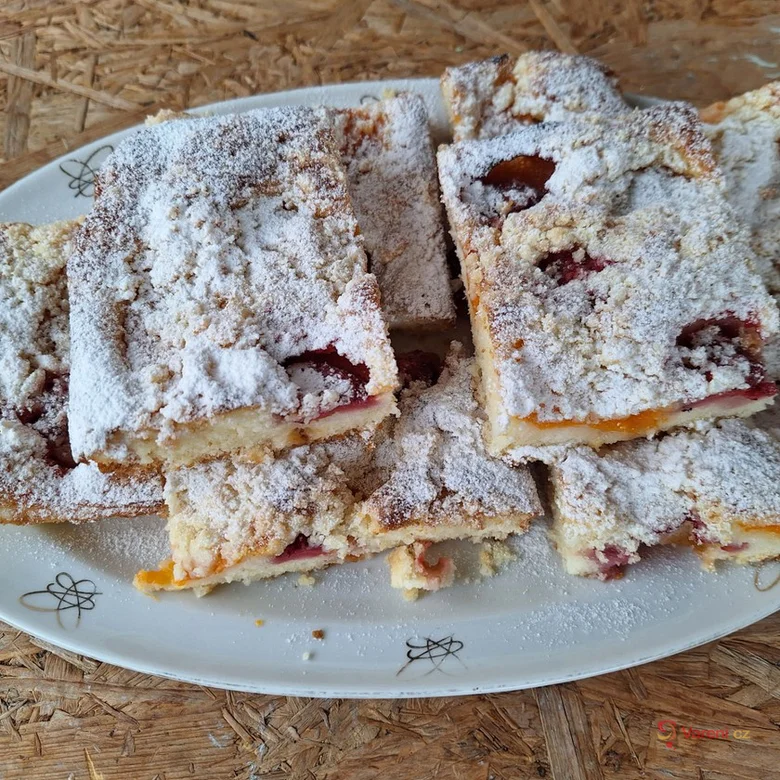 Domácí višňová bublanina posypaná moučkovým cukrem