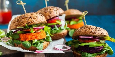 Vegan hamburgery s rostlinnými placky a zeleninou