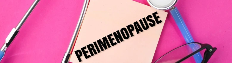 Text premenopauza s lékařskými nástroji na růžovém pozadí.