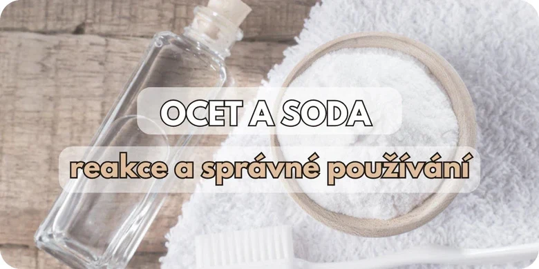 Sklenička octa, miska jedlé sody a zubní kartáček na dřevěném povrchu.