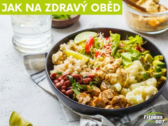 Zdravý oběd s rýží, fazolími a zeleninou v misce.