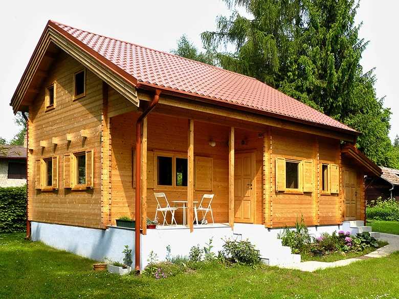 Dřevěná chata s terasou vhodná pro celoroční bydlení.