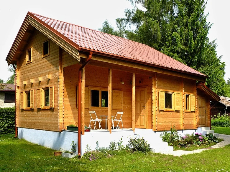 Dřevěná chata s terasou vhodná pro celoroční bydlení.