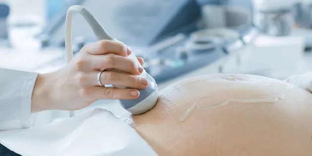 Ultrazvukové vyšetření břicha těhotné ženy pro detekci Downova syndromu