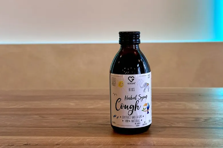 Lahvička bylinného sirupu na suchý kašel pro děti