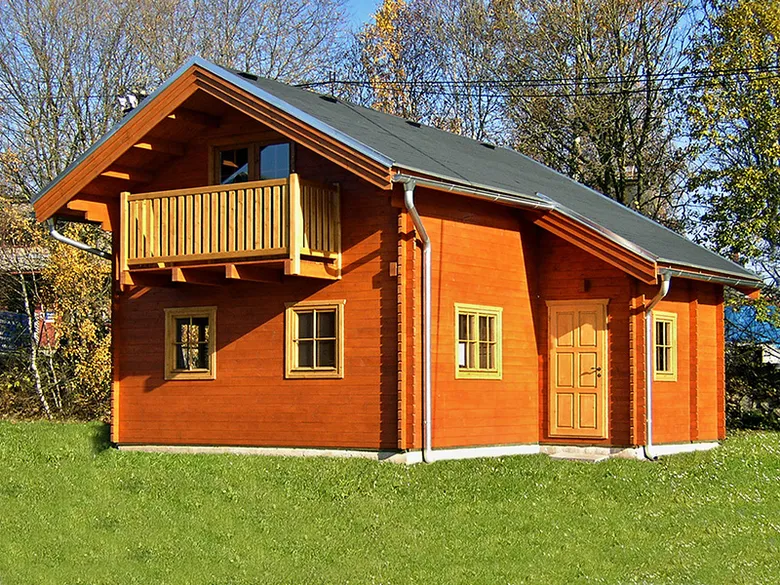 Dřevěná chata vhodná pro celoroční bydlení na trávníku.