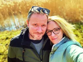 Muž a žena dělají společně sefí v přírodě.