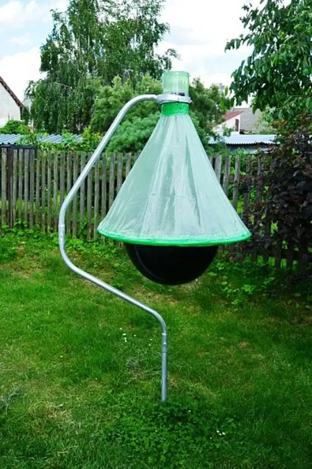 Zelený úlovací sít na hmyz postavený v zahradě.