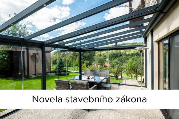 Skleněná pergola připojená k domu s venkovním nábytkem.