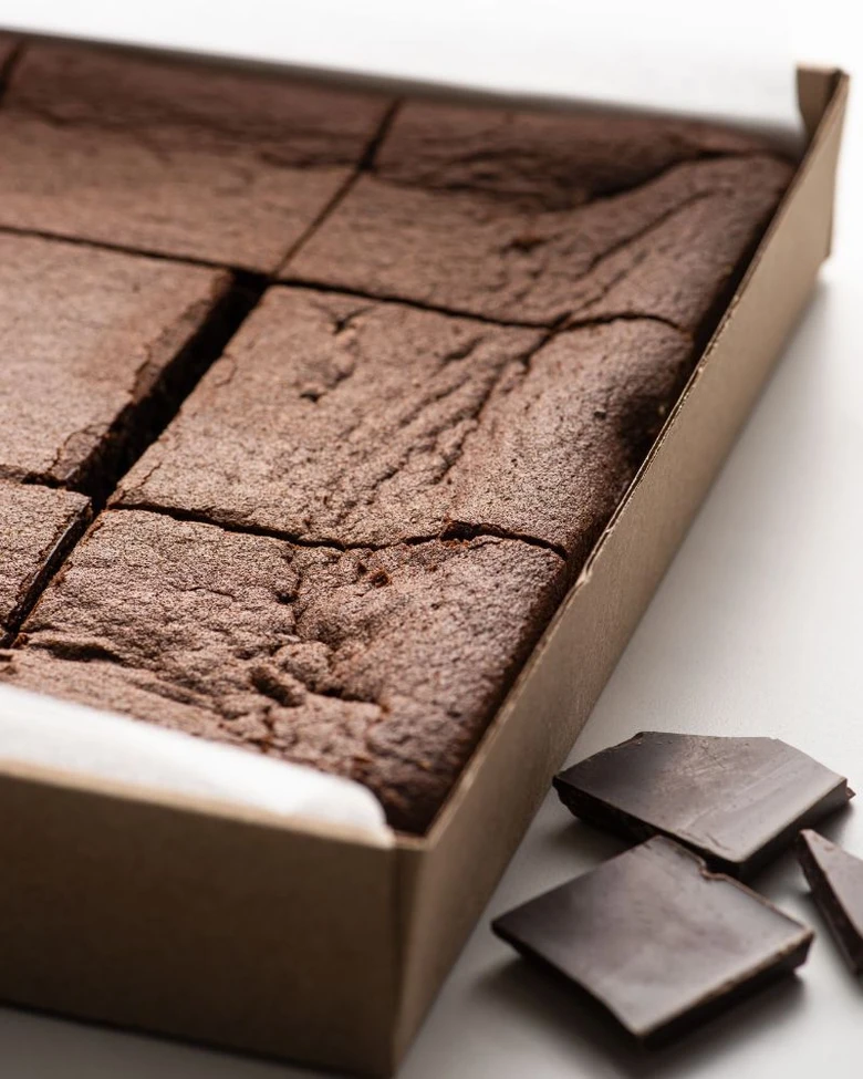 Čokoládové brownie v krabici s kousky čokolády