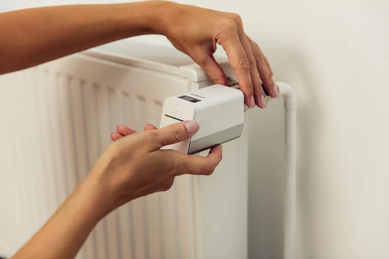 Instalace chytrého termostatu na radiátor pro správné topení.