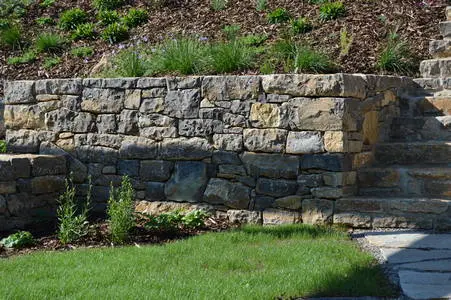 Retaining wall with steps