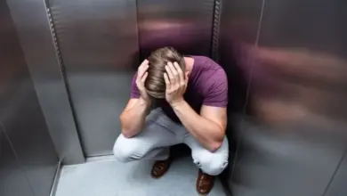 Muž výtahem ukazuje příznaky klaustrofobie.