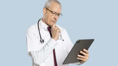 Lékař s tabletu uvažuje o diagnóze nebo léčbě pacienta.