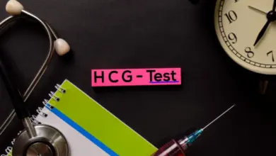 Nábor lékařských nástrojů s nápisem test hCG pro interpretaci hladin v těhotenství.