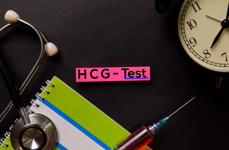 Nábor lékařských nástrojů s nápisem test hCG pro interpretaci hladin v těhotenství.