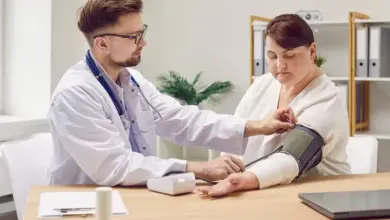 Lékař měří krevní tlak pacientovi pomocí manometru v ordinaci.