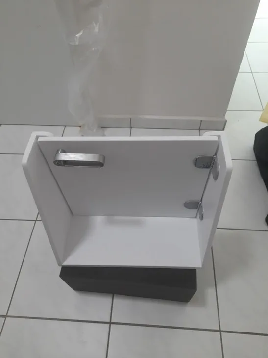 Bílá dvířka do vany s kovovými úchyty pro výběr správného designu.
