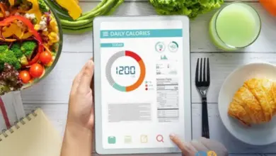 Tablet s denním počtem kalorií mezi zdravou stravou