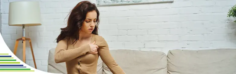 Žena dotýká se oblasti podpaží v interiéru.