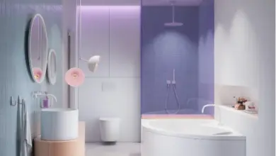 Moderní koupelna s vanou, úložným prostorem a moderním designem.