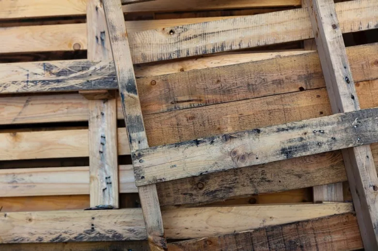 Detail starého dřevěného paletového nábytku pro domácí výrobu.