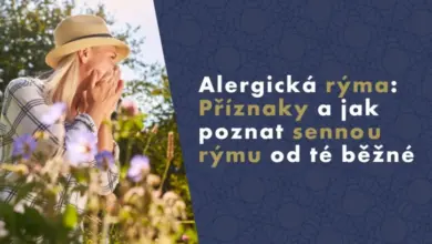 Žena kašle mezi květinami na venku.