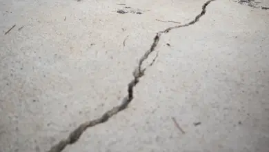 Hluboká prasklina v betonu na povrchu dlažby nebo chodníku.