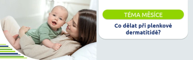 Matka leží v posteli s usmívajícím se batolem.