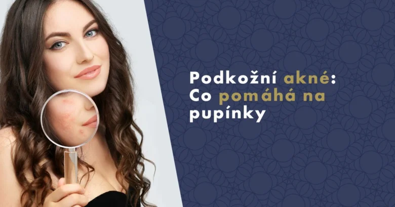 Žena s pupínky pod lupou ukazuje na podkožní akné.