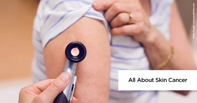Lékař zkoumá kůži pacienta dermatoskopem při vyšetření na rakovinu.