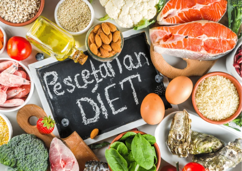 Různé ingredience pro pescetariánskou stravu s nápisem Pescetarian Diet.
