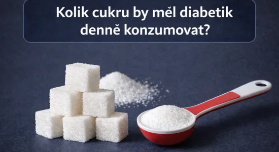 Hromada kostiček cukru vedle lžičky s granulovaným cukrem.