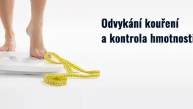 Nohy na váze s žlutou páskou pro kontrolu hmotnosti.