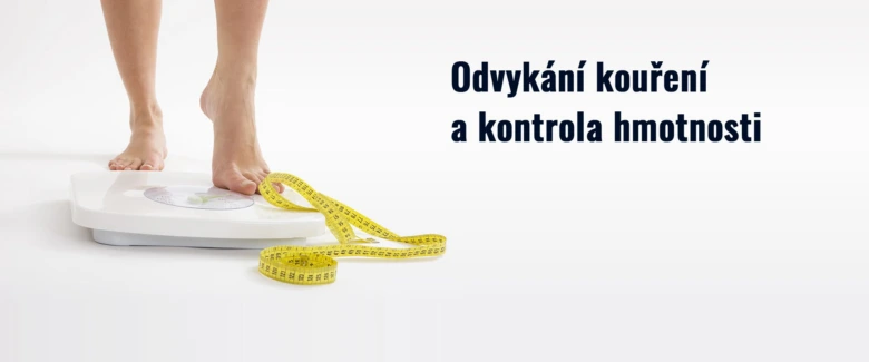 Nohy na váze s žlutou páskou pro kontrolu hmotnosti.