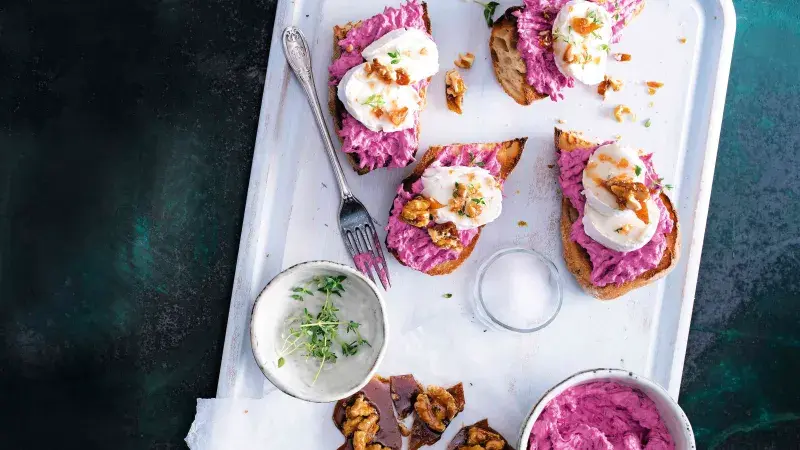 Bezmasý toast s červenou řepou, smetanovým sýrem a vlašskými ořechy.