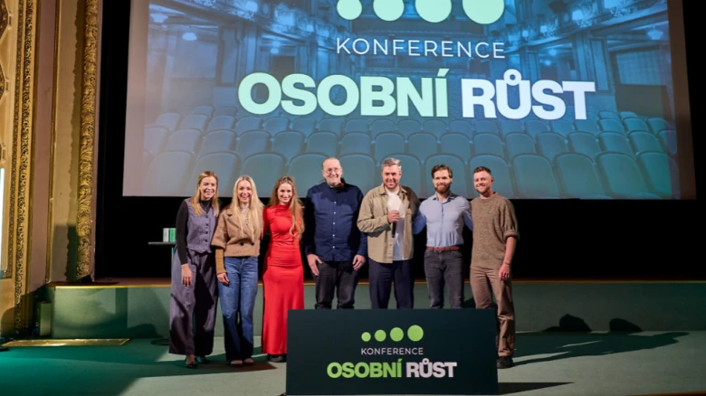Skupina lidí na konferenci o osobním růst