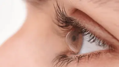 Blízký záběr lidského oka s příznakem epikantusu.