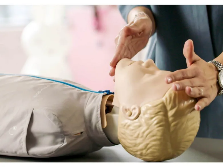 První pomoc dětem: resuscitace na tréninkovém modelu dítěte