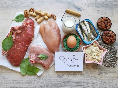 Různé potraviny bohaté na aminokyselinu tryptofan s chemickým vzorcem.