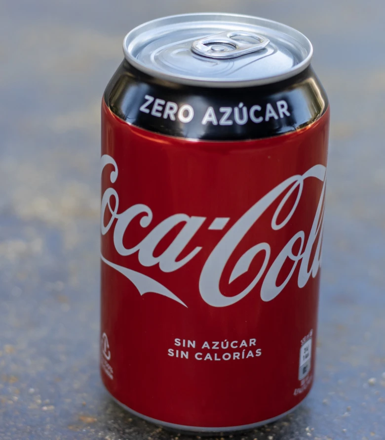 Kola bez cukru v plechovce s logem Coca-Cola.