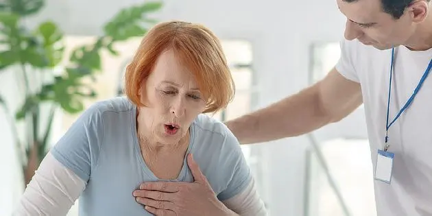 Starší žena s bolestí na hrudi při podezření krevní sraženiny.