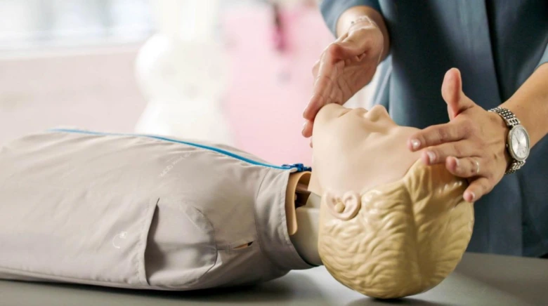 První pomoc dětem: resuscitace na tréninkovém modelu.