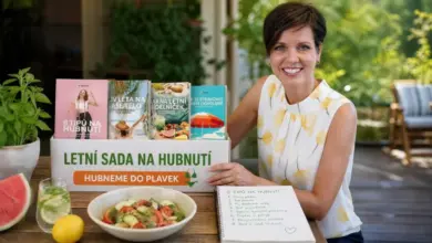 Žena s knihami o hubnutí a salátem z čerstvé zeleniny.