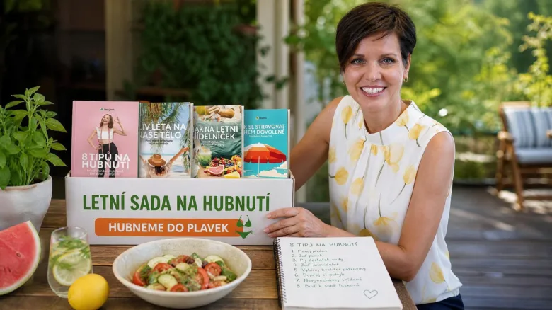 Žena s knihami o hubnutí a salátem z čerstvé zeleniny.