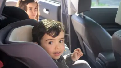 Dítě v bezpečnostním sedadle uvnitř automobilu.